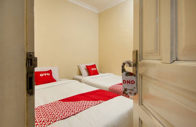 OYO 2045 Hotel 211