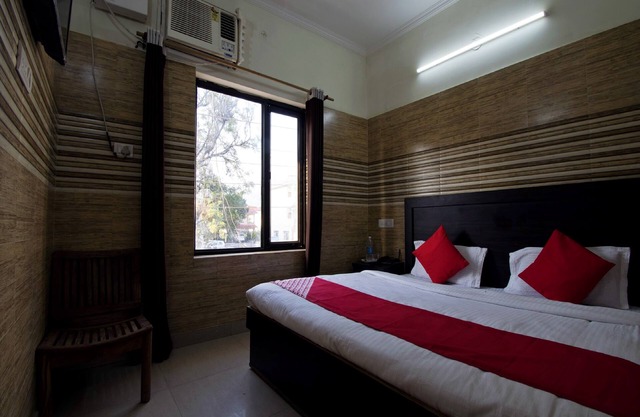 OYO 22932 Hotel Shiv Shanker