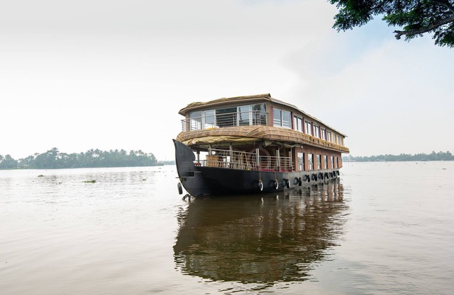 OYO 24290 Houseboat Anugraha Deluxe