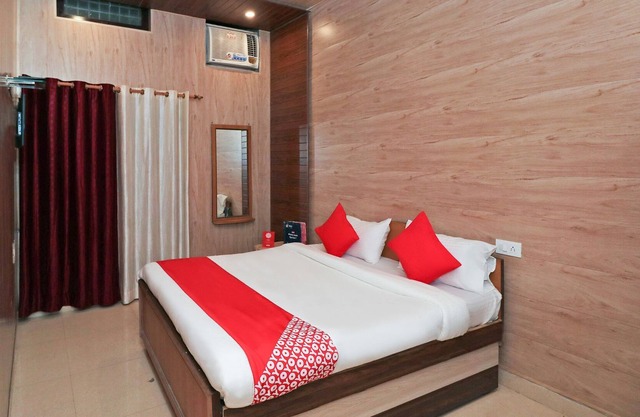 OYO 24700 Hotel Mahalaxmi Palace