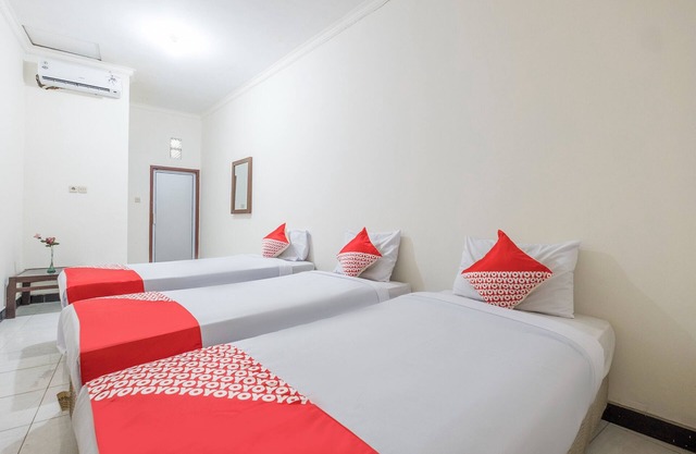 OYO 2703 Hotel Transit 1