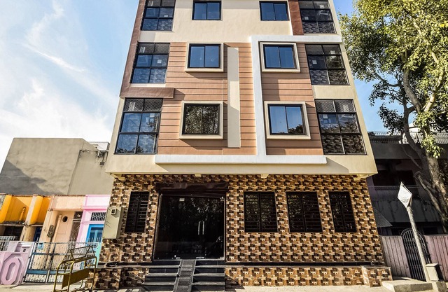 OYO 30911 Eleven 43 Suites