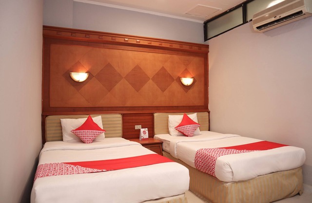 OYO 742 Mona Plaza Hotel