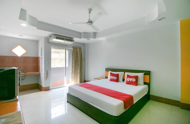 OYO 75387 4 Men Court