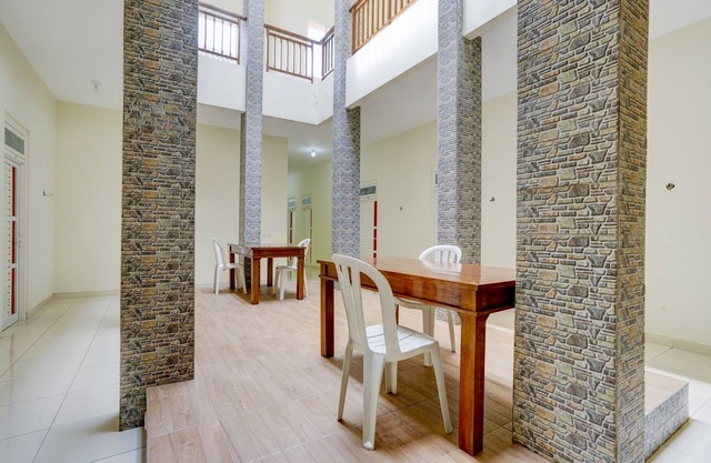 OYO 90173 Innapp Tenggilis Family Residence
