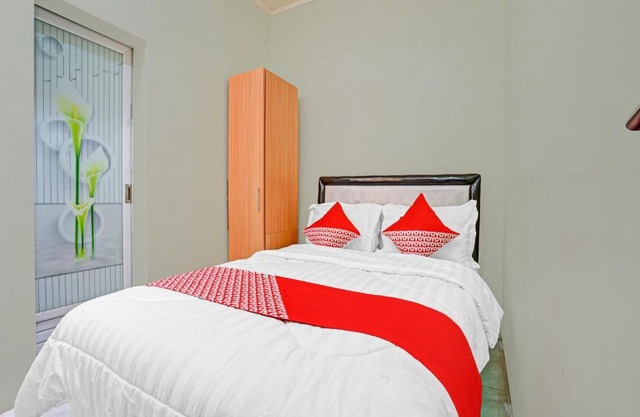 OYO 90804 Oma Uti Homestay Syariah