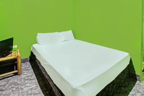 OYO 92149 Ashooy HomestayNearWisata Desa sedau