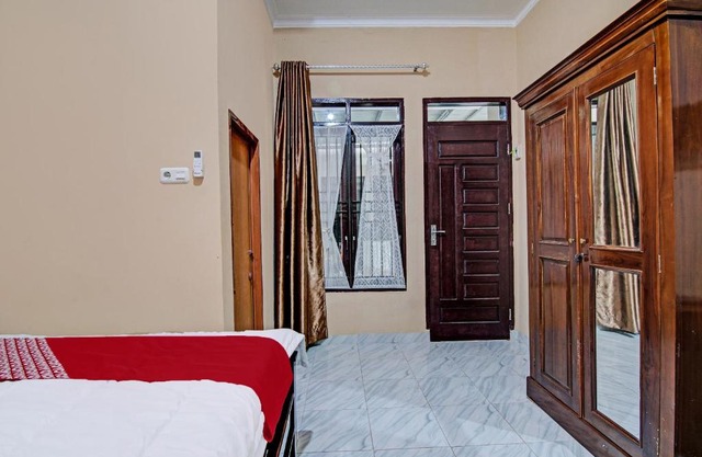 OYO 92176 Sandira Syariah