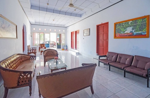OYO 92337 Wisma Arwini Syariah Near Benteng Balangnipa