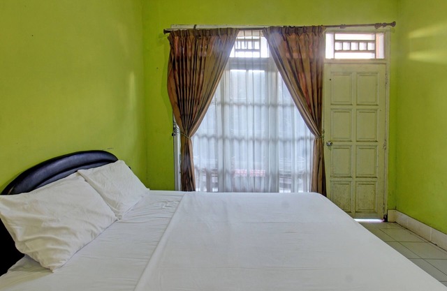 OYO 92849 Hotel Dienda Hayu Near Alun Alun Tastura