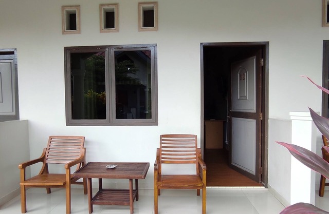 OYO 93051 Wisma Syariah Buloe Near Lapangan Abubakar Lambogo Batili Enrekang