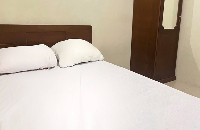 OYO 93523 Penginapan Laras PaminggirNearPesona Alam Seafood Pink Mira