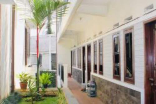 OYO 93756 Qq Kost Near Pantai Kebesaran Beach