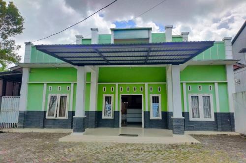OYO 93918 Wisma Tulip Near Masjid Besar Desa Tanabangka