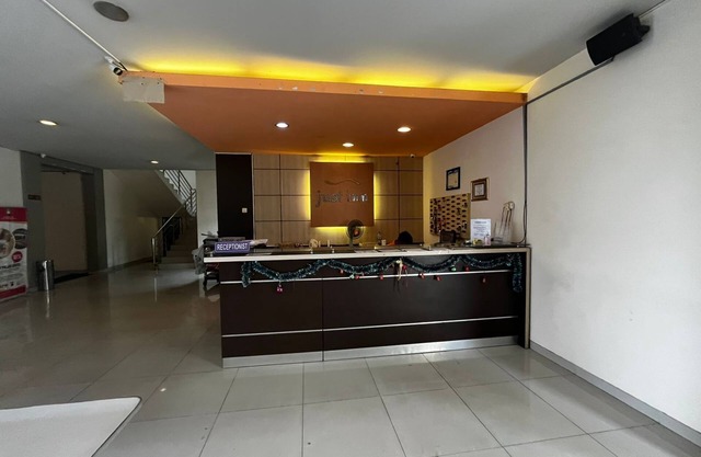 OYO 94442 Jebres Inn