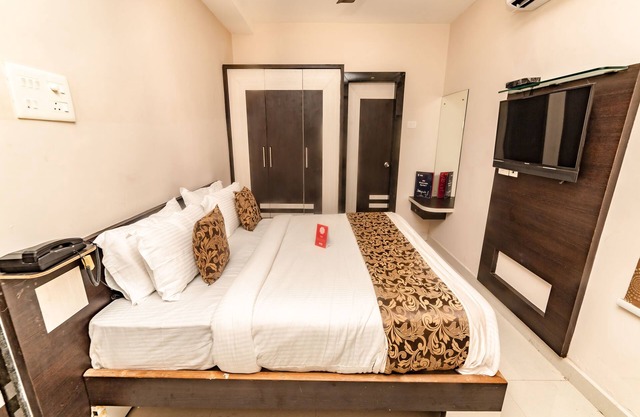 OYO 9804 Hotel SR Residency