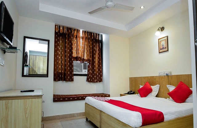 OYO Flagship 15411 pachim vihar metro station