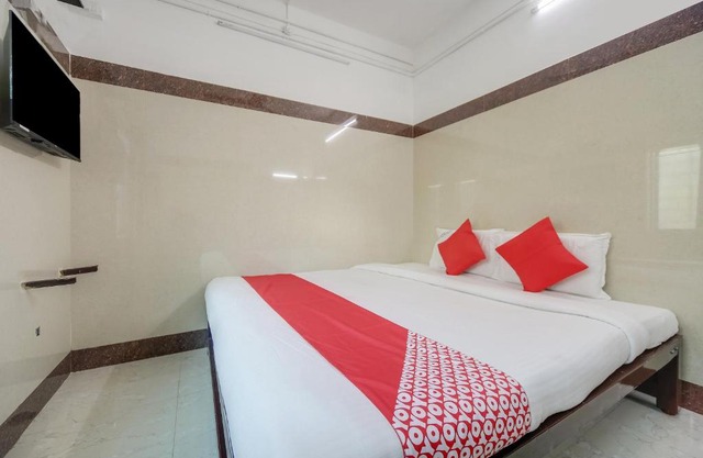OYO Flagship 75862 Ammayi Hotel - Temple Opposite