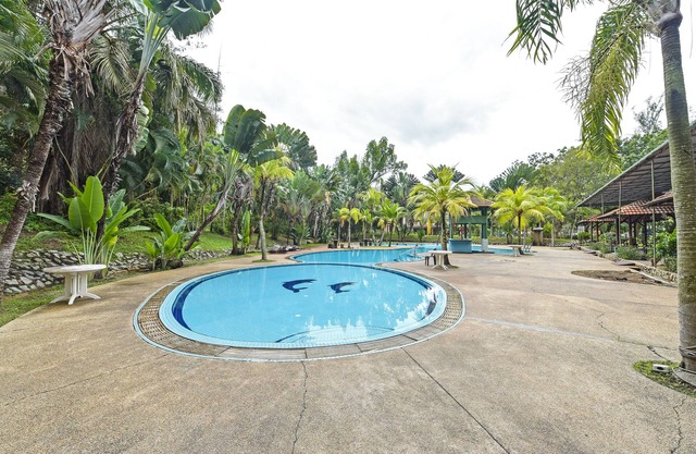 OYO HOME 90700 Teluk Batik Holiday Apartment