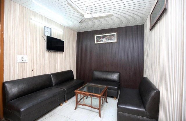OYO Hotel Hm Crystal