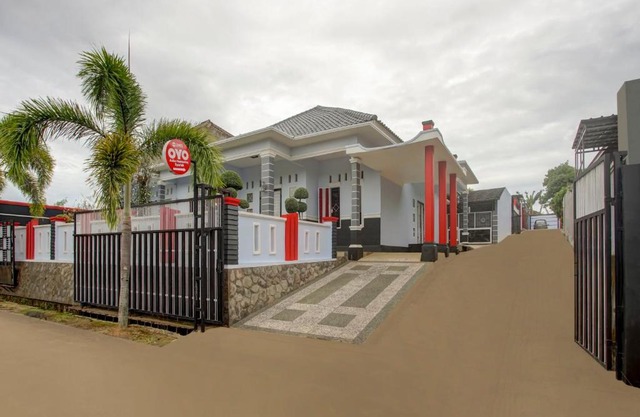 OYO Life 3982 Azka Homestay Syariah