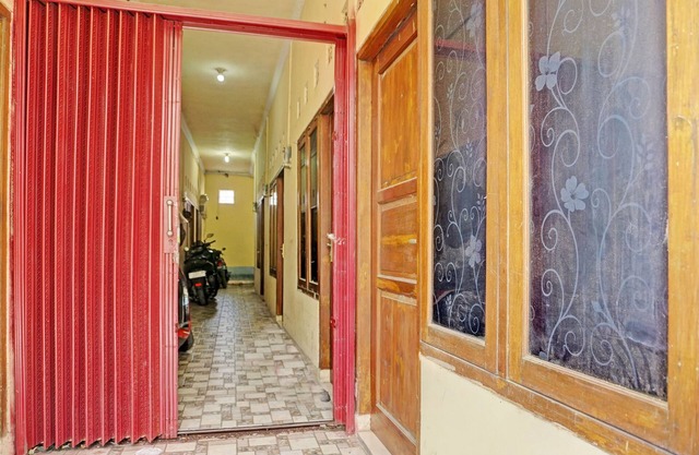 OYO Life 92936 Kost Teteh Erni Karawang