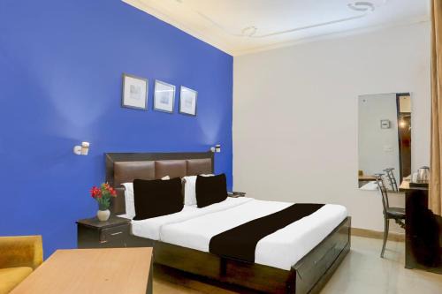 OYO Townhouse Anmol Residency Near Saket Metro Delhi