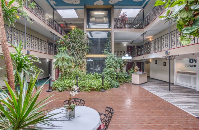 OYO Townhouse Tulsa Woodland Hills