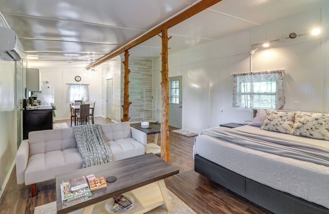 'Ozark Escapes Cabin' w/Mtn Views in Harrison
