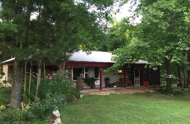 Hermoso arroyo y cabaña- privada y pacífica- pesca, vida silvestre- granja