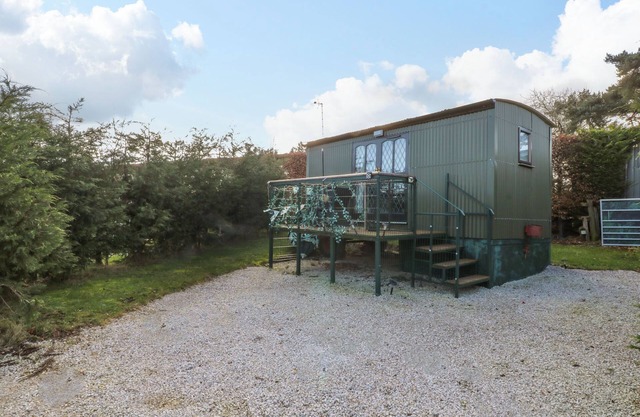 PACKHORSE SHEPHERD’S HUT, pet friendly, with a garden in Wirksworth