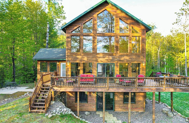 Paddle Ready: Hayward Lake View Retreat w/ BBQ