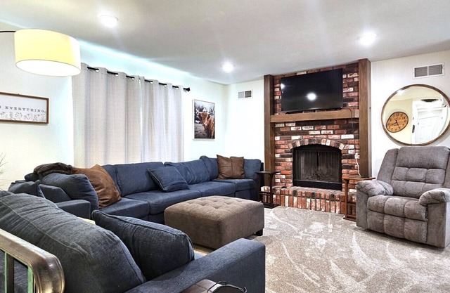 Paddleboards, Air Hockey, Grill, Fire Pit, W/D, Brkfst, Sleeps 14
