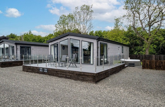 Paddock Lodges| Deluxe 2 Bed Chalet