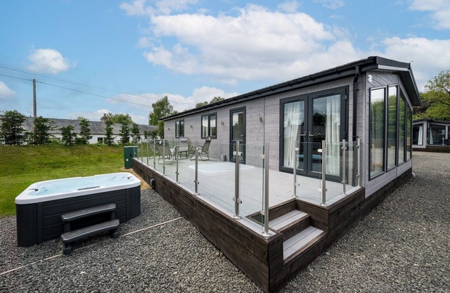 PADDOCK LODGES| DELUXE 3 BED CHALET