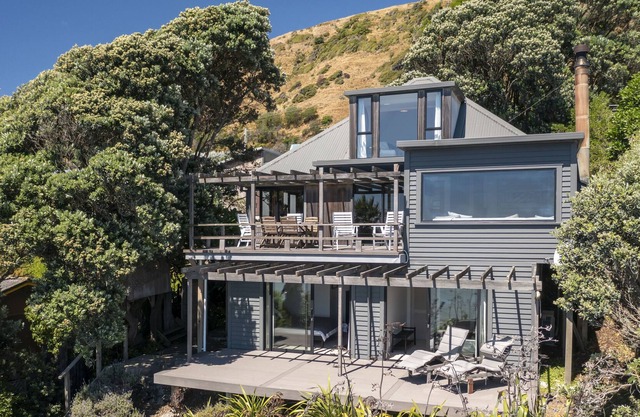 PAEKAKARIKI RETREAT – PAEK?K?RIKI BEACHFRONT HOME in Kapiti Coast