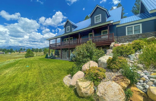 Pagosa Blue Retreat, Mountain Views w/ Hot Tub