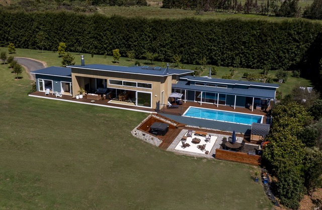 Pahoia Beach Waterfront Retreat