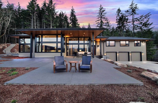 'Pahto's Retreat' Luxe White Salmon Home w / Hot Tub