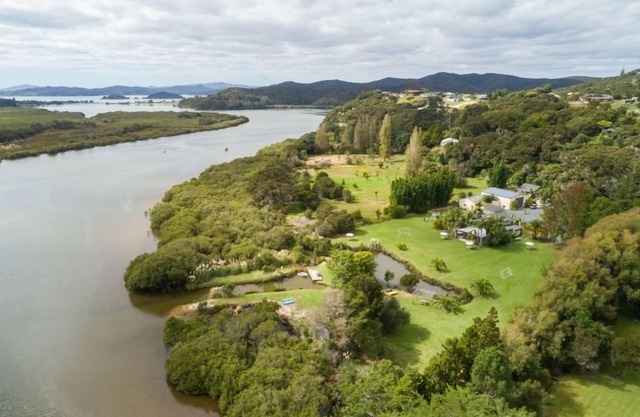 Aislado Waterfront Lodge, en el río Waitangi