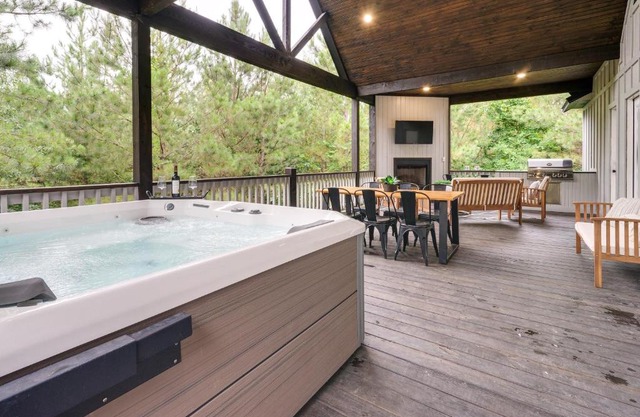 Painted Sky Modern Broken Bow Cabin with Hot Tub!