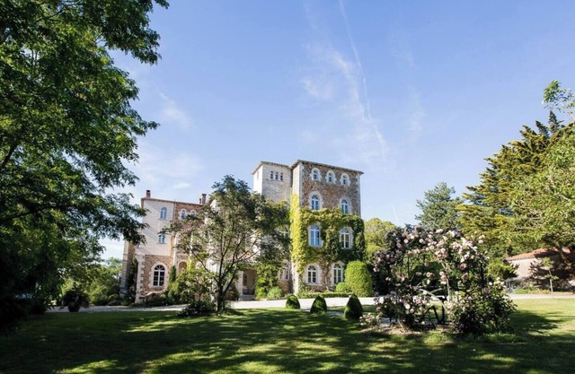 Exceptional estate 10 minutes from the beach!