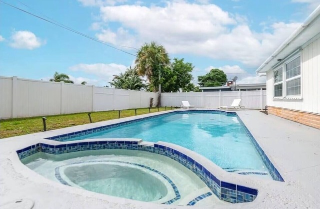 Palm Beach Charming Home Mins from Beach