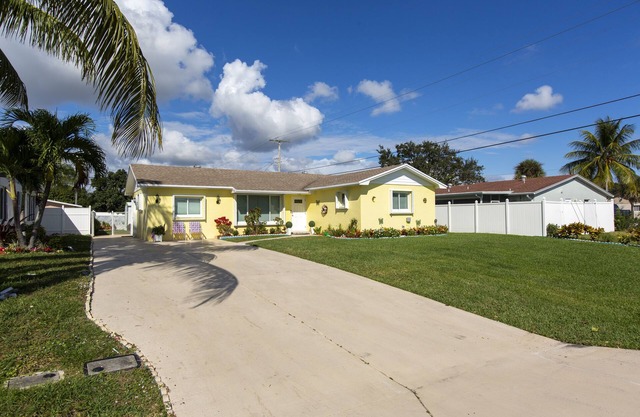 PALM BEACH GARDENS GUEST HOUSE