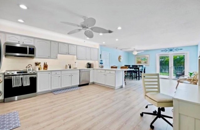 Palm Beach Gardens. Coastal Living in Spacious 3 Bdr. Close to Juno & Jupiter.