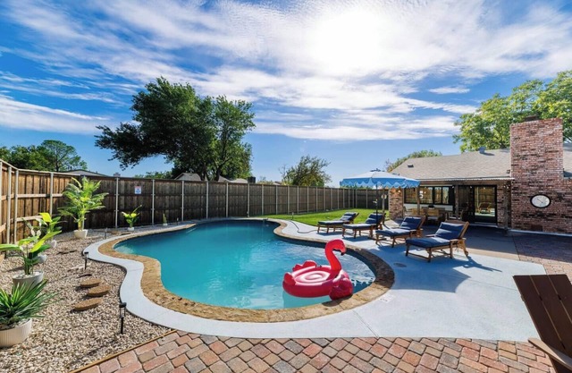 Palm Springs / Pool & Game Room!
