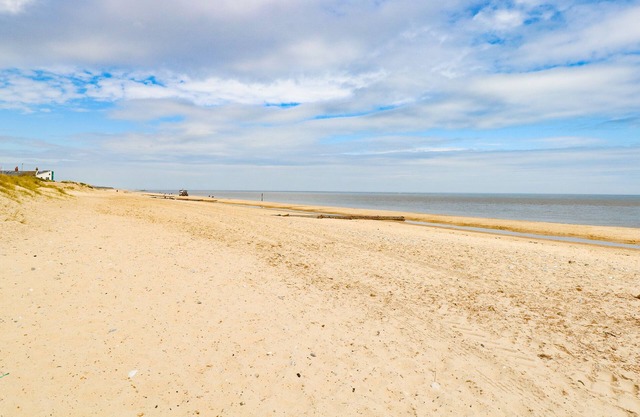 PALM TREE COTTAGE, pet friendly, with open fire in Caister-On-Sea