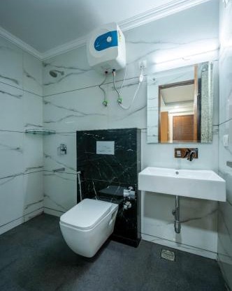 Palm View Lodge Gurgaon !! Walking Distance from Medanta Hospital Sector 38