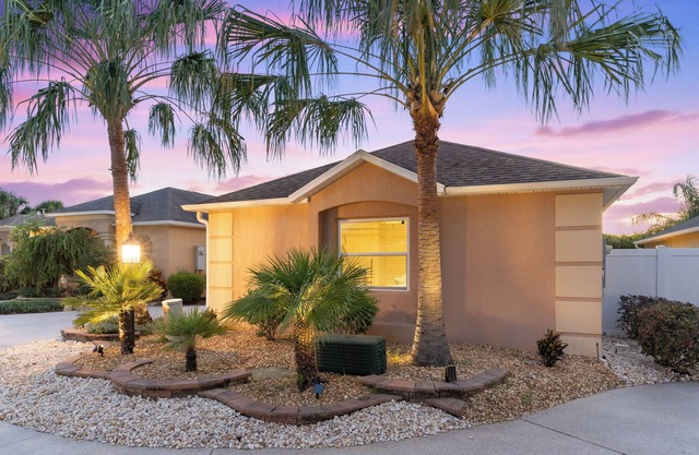 Palm Villa Retreat with Golf Cart in the heart of the Villages!!