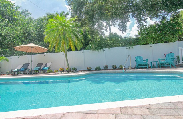 PalmOaks. Cozy house with heated pool